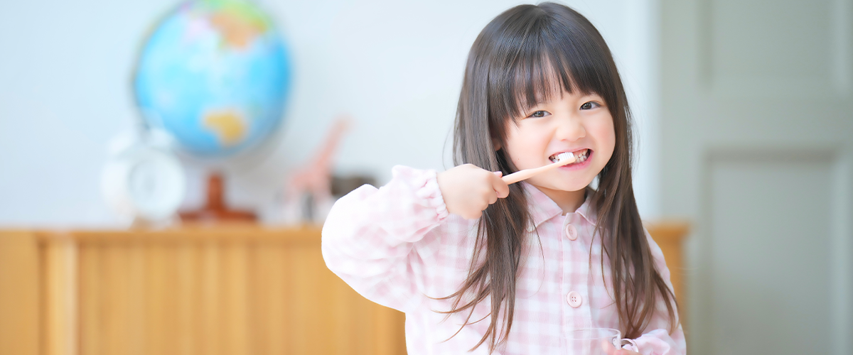 歯磨きをするこども