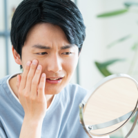 歯が痛む男性