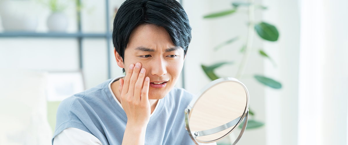 歯が痛む男性
