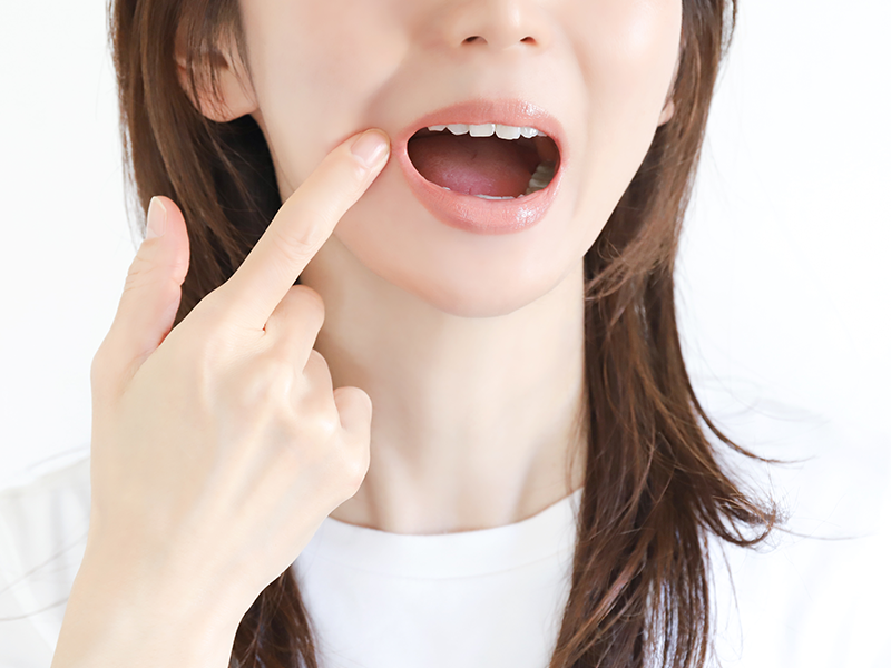 歯が痛む女性